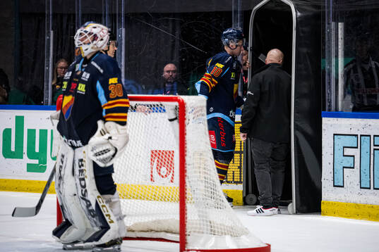 Djurgårdens Jakob Ragnarsson lämnar isen