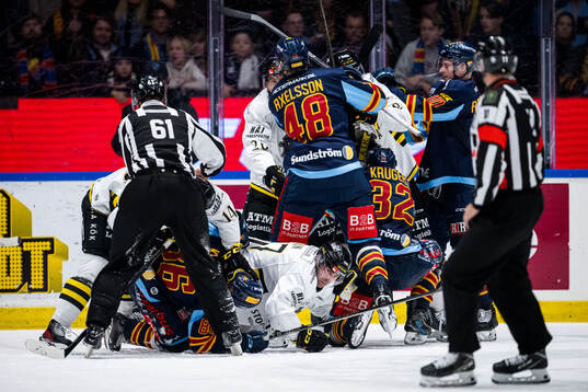 AIKs och Djurgårdens spelare i dispyt