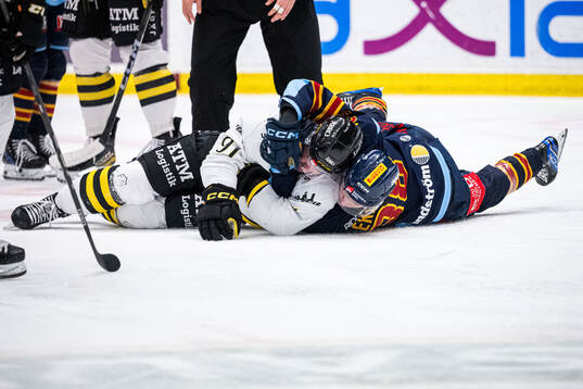 AIKs Gerry Fitzgerald och Djurgårdens Victor Eklund