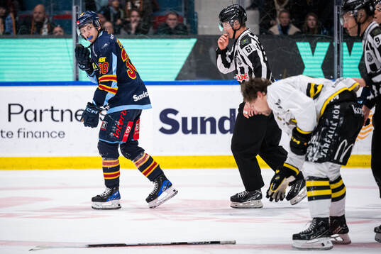 Djurgårdens Victor Eklund och AIKs Gerry Fitzgerald