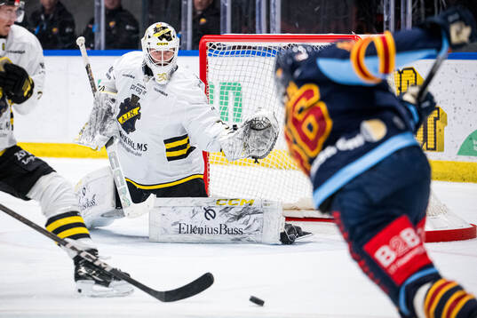 Djurgårdens Linus Klasen och AIKs målvakt Victor