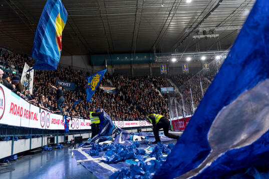 Publikvärdar städar bort Djurgårdens supportrars tifo