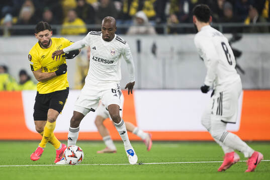 Arber Zeneli of Elfsborg and Julio Romao of Qarabag