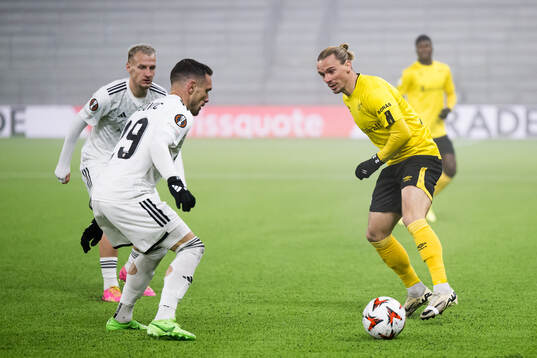 Marko Vesovic of Qarabag and Niklas Hult of Elfsborg