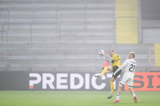 Niklas Hult of Elfsborg and Olexiy Kashchuk of Qarabag