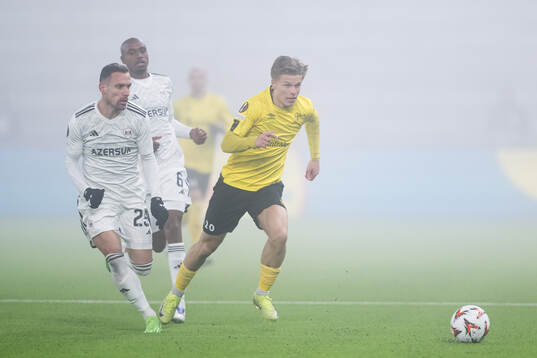 Marko Vesovic of Qarabag and Gottfrid Rapp of Elfsborg