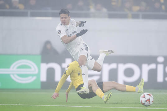 Matheus Silva of Qarabag and Besfort Zeneli of Elfsborg