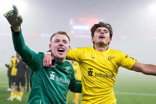 Goalkeeper Isak Pettersson and Besfort Zeneli of Elfsborg