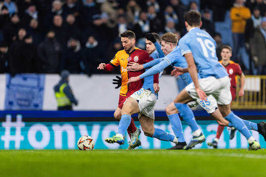 Dries Mertens of Galatasaray and Gabriel Busanello of