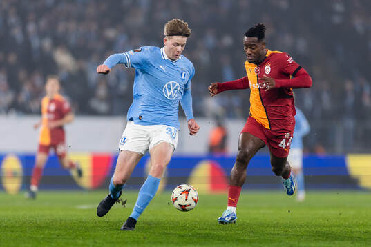 Nils Zätterström of Malmö FF and Michy Batshuayi of