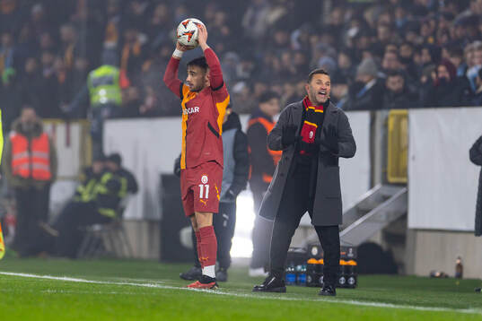 Yunus Akgun and Head coach Okan Buruk  of Galatasaray