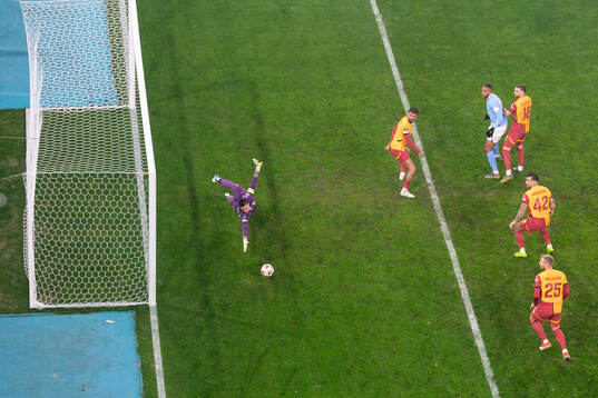 Isaac Kiese Thelin of Malmö FF with a chance to score