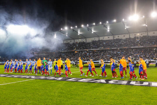 Players of Malmö FF and of Galatasaray greats each other