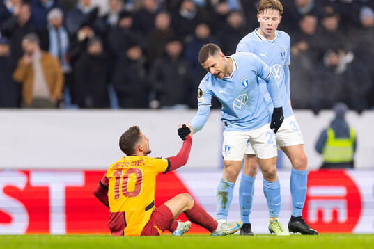 Dries Mertens of Galatasaray and Gabriel Busanello of
