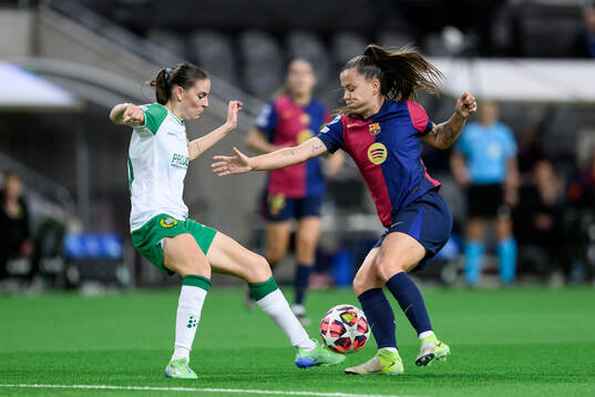 Smilla Vallotto of Hammarby and Claudia Pina of Barcelona