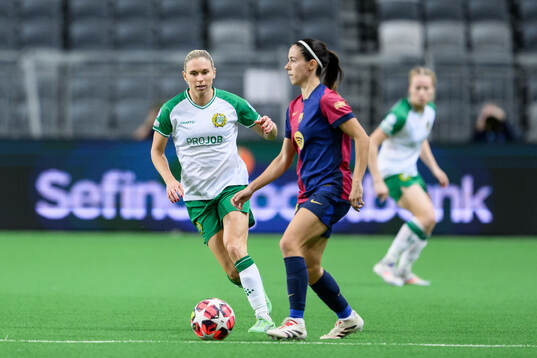 Jonna Andersson of Hammarby and Aitana Bonmati of Barcelona