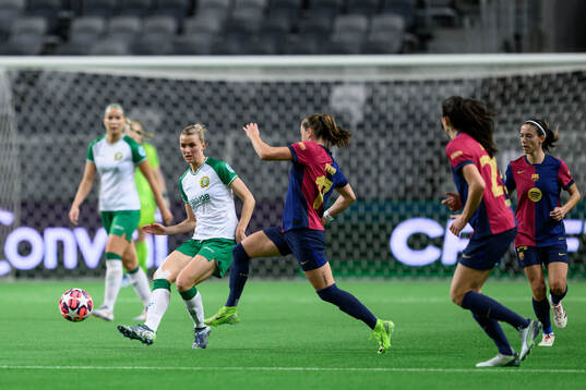 Thea Sørbo of Hammarby and Ewa Pajor of Barcelona