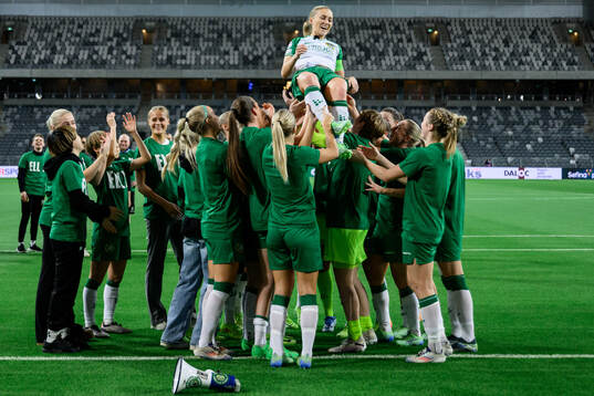 Ellen Gibson of Hammarby is celebrated as she played her