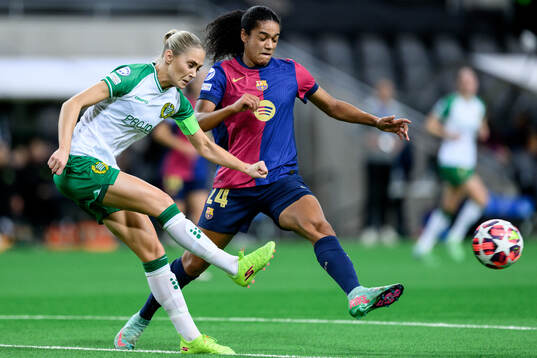 Alice Carlsson of Hammarby and Esmee Brugts of Barcelona