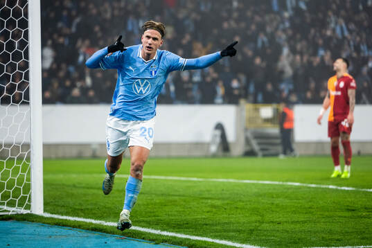 Erik Botheim of Malmö FF celebrates