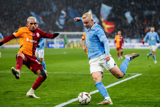 Lucas Torreira of Galatasaray and Otto Rosengren of Malmö
