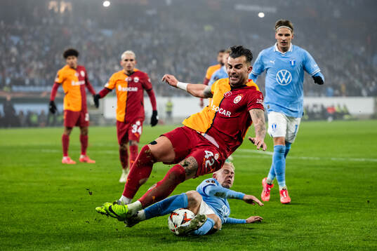 Abdulkerim Bardakci of Galatasaray and Otto Rosengren of