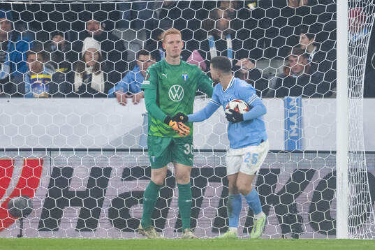 Goalkeeper Joakim Persson and Gabriel Busanello of Malmö