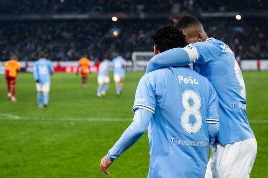 Sergio Pena and Isaac Kiese Thelin of Malmö FF celebrate