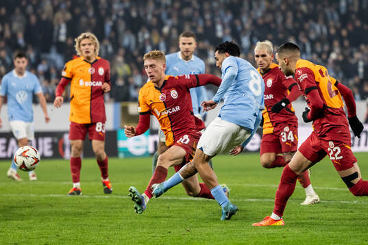 Sergio Pena of Malmö FF scores the 2-2 goal