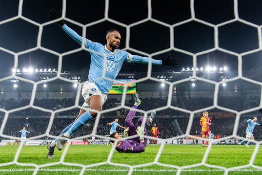 Isaac Kiese Thelin of Malmö FF celebrate the 2-2 goal by