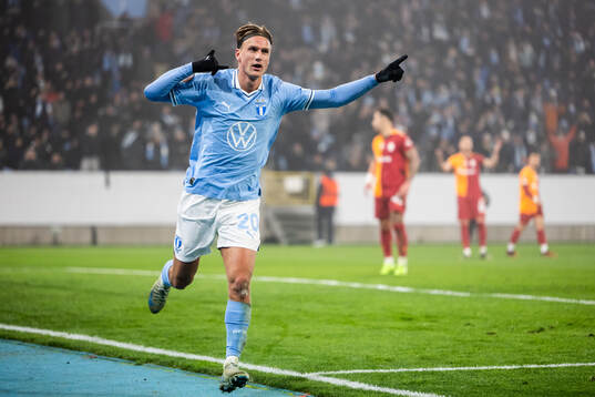 Erik Botheim of Malmö FF celebrate the 1-0 goal
