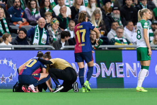 Caroline Graham Hansen of Barcelona in pain