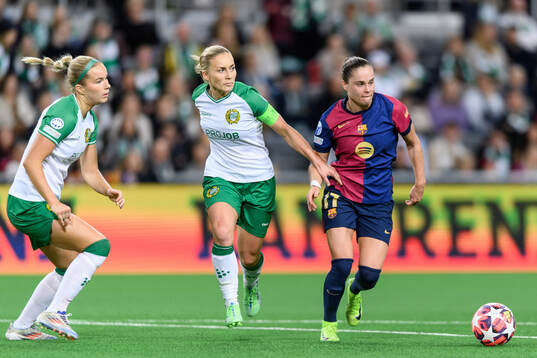 Ellen Gibson of Hammarby and Ewa Pajor of Barcelona