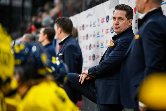 Head Coach Sam Hallam of Sweden in the ice hockey game