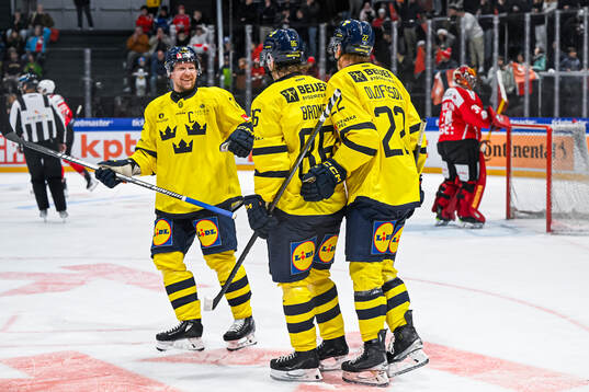 Mathias Brome of Sweden celebrates with Tim Heed and