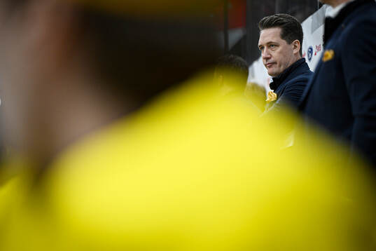 Head Coach Sam Hallam of Sweden in the ice hockey game