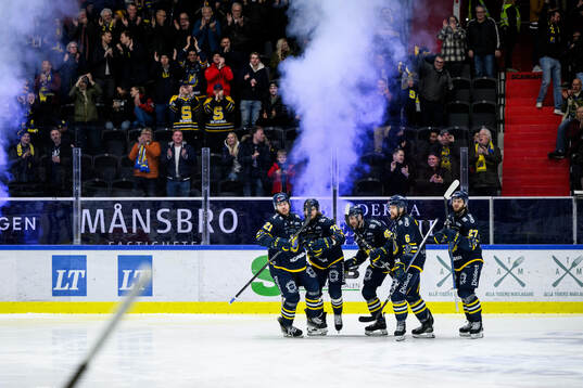 Södertäljes Nolan Stevens (till vänster) jublar med