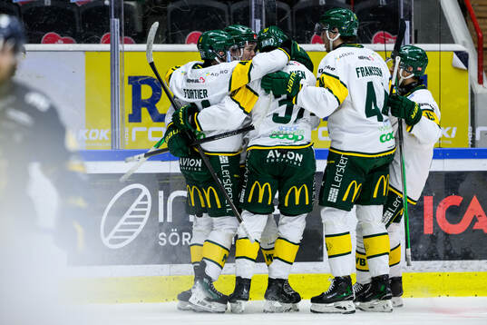 Björklövens Liam Dower Nilsson jublar med lagkamrater