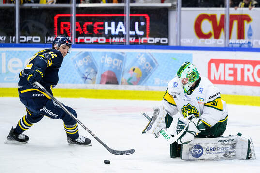 Södertäljes Viktor Liljegren och Björklövens målvakt