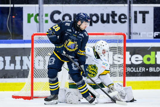 Södertäljes Emil Alba och Björklövens målvakt Melwin