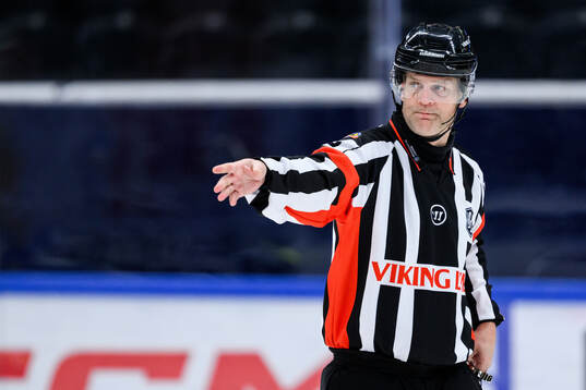Domare Mikael Nord signalerar för mål till 4-5