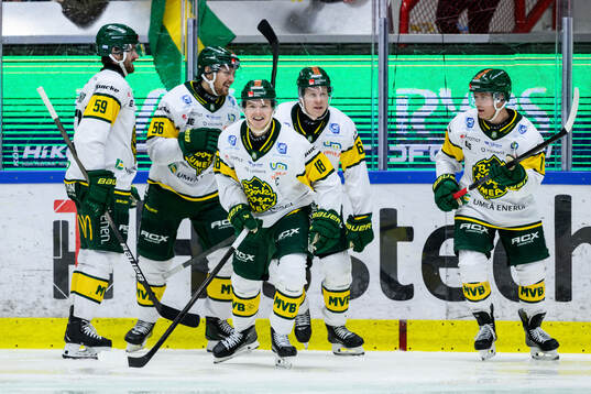 Björklövens Axel Ottosson jublar med lagkamrater