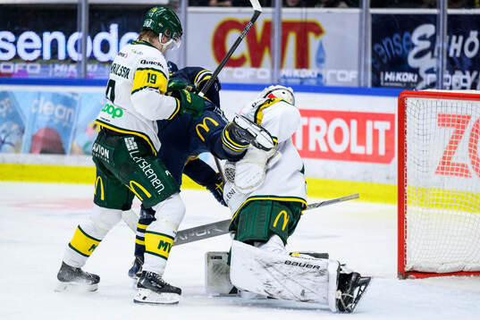 Björklövens Liam Dower Nilsson och målvakt Melwin Asp