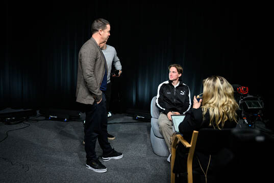 Johan Karlsson hälsar på sportchef Daniel Andersson