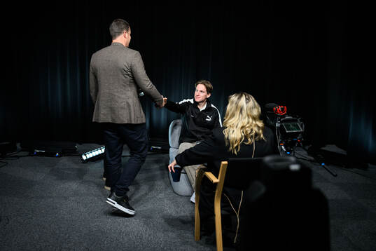 Johan Karlsson hälsar på sportchef Daniel Andersson
