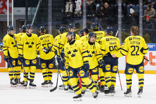Players of Sweden look dejected