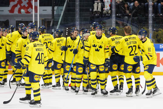 Players of Sweden look dejected