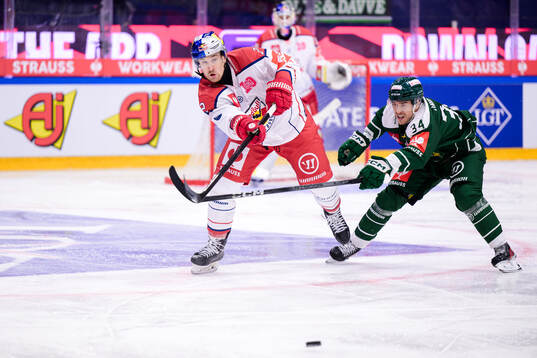 Tyler Lewington of EC Red Bull Salzburg and Michael