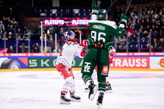 Ryan Murphy of EC Red Bull Salzburg and David Tomasek of