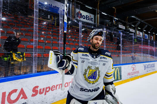 Södertäljes målvakt Frans Tuohimaa jublar